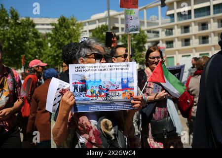 Marseille, Frankreich. April 2024. Ein Demonstrant hält während des marsches ein Plakat. Tausend Menschen versammelten sich und marschierten vom Place d'Aix zum Rathaus von Marseille in Solidarität mit den palästinensischen Opfern des Krieges zwischen Israel und der Hamas und forderten ein Ende der Waffenexporte nach Israel. Quelle: SOPA Images Limited/Alamy Live News Stockfoto