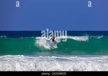 Surfen in Piedra Playa, El Cotillo, Fuerteventura. Vom Februar 2024 Stockfoto