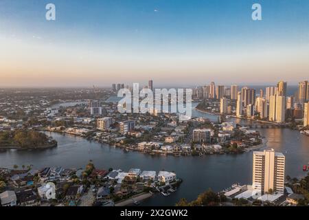 Meereslandschaft mit modernen Wolkenkratzern. Tourismus. Surfers Paradise, Gold Coast Queensland Australien Stockfoto