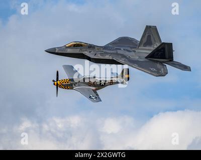 Sanford, FL, USA. April 2024. Lockheed Martin/Boeing F-22 Raptor und ein P-51 Mustang fliegen Seite an Seite bei der USAF Heritage Flight in the Air Dot Show Tour Orlando am Orlando Sanford International Airport in Sanford, FL Romeo T Guzman/Cal Sport Media/Alamy Live News Stockfoto