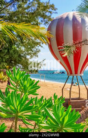 Blick auf die Küste des Südchinesischen Meeres mit einem Sandstrand, Palmen und einem Heißluftballon, Sanya Stockfoto