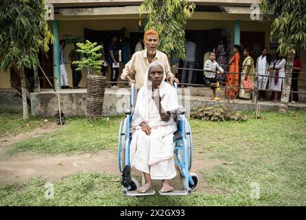 19. April 2024: BOKAKHAT (INDIEN) – 19. APRIL: Eine ältere Frau im Rollstuhl zeigt ihren Finger, nachdem sie während der ersten Phase der indischen Parlamentswahlen am 19. April 2024 in Bokakhat, Assam, Indien ihre Stimme abgegeben hatte. Fast eine Milliarde Indianer stimmen ab heute in sechswöchigen Parlamentswahlen für die Wahl einer neuen Regierung. (Kreditbild: © David Talukdar/ZUMA Press Wire) NUR REDAKTIONELLE VERWENDUNG! Nicht für kommerzielle ZWECKE! Stockfoto