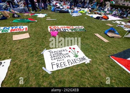 New York, New York, USA. April 2024. Ein pro-palästinensisches Schild mit der Aufschrift "Teachers College Abolition Collective for a Free Palestine" auf dem Campus der Columbia University für einen dritten Tag, um gegen die Haltung der Universität zu Israel am 19. April 2024 in New York City zu protestieren. Die Universitätsverwaltung forderte das NYPD auf, eine pro-palästinensische Campusdemonstration am 18. April freizugeben und verhaftete über 100 Studenten und Demonstranten. (Kreditbild: © Michael Nigro/Pacific Press via ZUMA Press Wire) NUR REDAKTIONELLE VERWENDUNG! Nicht für kommerzielle ZWECKE! Stockfoto