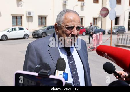 Camera ardente nella caserma Lungaro a Palermo per Vincenzo Agostino il padre dell'agente Antonino Agostino ucciso nel 1989 insieme alla moglie incinta ancora oggi non si sanno i mandanti di questo triplice omicidio di Stato nella foto il sindaco di Palermo Roberto Lagalla 22 april 2024 (Foto von Alberto Lo Bianco) Lungaro in Palermo für Vincenzo Agostino, den Vater des Agenten Antonino Agostino, der 1989 zusammen mit seiner schwangeren Frau getötet wurde, sind die Anstifter dieses dreifachen staatlichen Mordes noch heute unbekannt Palermo auf dem Foto des Bürgermeisters von Pa Stockfoto