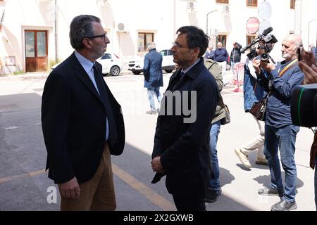 Camera ardente nella caserma Lungaro a Palermo per Vincenzo Agostino il padre dell'agente Antonino Agostino ucciso nel 1989 insieme alla moglie incinta ancora oggi non si sanno i mandanti di questo triplice omicidio di Stato nella foto Matteo Frasca e Vito Calvino questore di Palermo 22 april 2024 (Foto von Alberto Lo Bianco) Lungaro in Palermo für Vincenzo Agostino, den Vater des Agenten Antonino Agostino, der 1989 zusammen mit seiner schwangeren Frau getötet wurde, sind die Anstifter dieses dreifachen staatlichen Mordes noch heute unbekannt Stockfoto