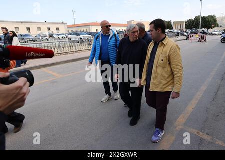 Camera ardente nella caserma Lungaro a Palermo per Vincenzo Agostino il padre dell'agente Antonino Agostino ucciso nel 1989 insieme alla moglie incinta ancora oggi non si sanno i mandanti di questo triplice omicidio di Stato nella foto il nipote di Vincenzo Agostinio e Don Ciotti 22 april 2024 (Foto von Alberto Lo Bianco) Lungaro in Palermo für Vincenzo Agostino, den Vater des Agenten Antonino Agostino, der 1989 zusammen mit seiner schwangeren Frau getötet wurde, sind die Anstifter dieses dreifachen staatlichen Mordes heute noch unbekannt Stockfoto