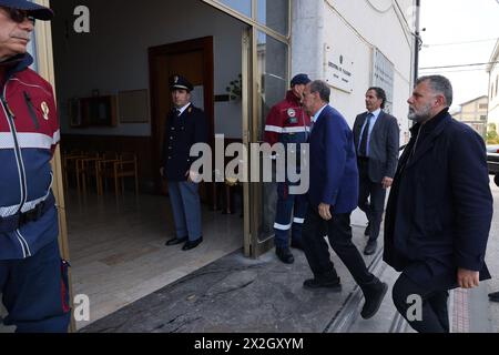 Camera ardente nella caserma Lungaro a Palermo per Vincenzo Agostino il padre dell'agente Antonino Agostino ucciso nel 1989 insieme alla moglie incinta ancora oggi non si sanno i i i mandanti di questo triplice omicidio di Stato nella foto il presidente derlla regione siciliana Renato Schifani 22 april 2024 (Foto von Alberto Lo Bianco) Lungaro in Palermo für Vincenzo Agostino, den Vater des Agenten Antonino Agostino, der 1989 zusammen mit seiner schwangeren Frau getötet wurde, sind die Anstifter dieses dreifachen staatlichen Mordes noch heute unbekannt Stockfoto