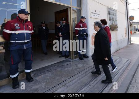 Camera ardente nella caserma Lungaro a Palermo per Vincenzo Agostino il padre dell'agente Antonino Agostino ucciso nel 1989 insieme alla moglie incinta ancora oggi non si sanno i mandanti di questo triplice omicidio di Stato nella foto Leoluca Orlando 22 april 2024 (Foto: Alberto Lo Bianco) Lungaro in Palermo für Vincenzo Agostino, den Vater des Agenten Antonino Agostino, der 1989 zusammen mit seiner schwangeren Frau getötet wurde, sind die Anstifter dieses dreifachen Staatsmordes noch heute unbekannt Palermo auf dem Foto Leoluca Orlando 22 April 2024 (Foto Stockfoto