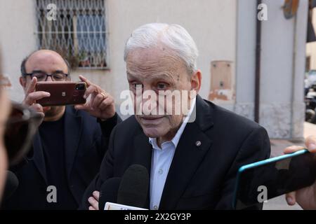 Camera ardente nella caserma Lungaro a Palermo per Vincenzo Agostino il padre dell'agente Antonino Agostino ucciso nel 1989 insieme alla moglie incinta ancora oggi non si sanno i mandanti di questo triplice omicidio di Stato nella foto l'ex presidente del tribunale di Palermo Leonardo Guarnotta Palermo 22 april 2024 (Foto von Alberto Lo Bianco) Lungaro in Palermo für Vincenzo Agostino, den Vater des Agenten Antonino Agostino, der 1989 zusammen mit seiner schwangeren Frau getötet wurde, sind die Anstifter dieses dreifachen staatlichen Mordes noch heute unbekannt Stockfoto