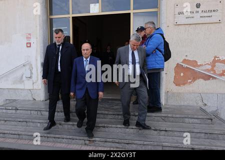 Camera ardente nella caserma Lungaro a Palermo per Vincenzo Agostino il padre dell'agente Antonino Agostino ucciso nel 1989 insieme alla moglie incinta ancora oggi non si sanno i i i mandanti di questo triplice omicidio di Stato nella foto il presidente derlla regione siciliana Renato Schifani 22 april 2024 (Foto von Alberto Lo Bianco) Lungaro in Palermo für Vincenzo Agostino, den Vater des Agenten Antonino Agostino, der 1989 zusammen mit seiner schwangeren Frau getötet wurde, sind die Anstifter dieses dreifachen staatlichen Mordes noch heute unbekannt Stockfoto