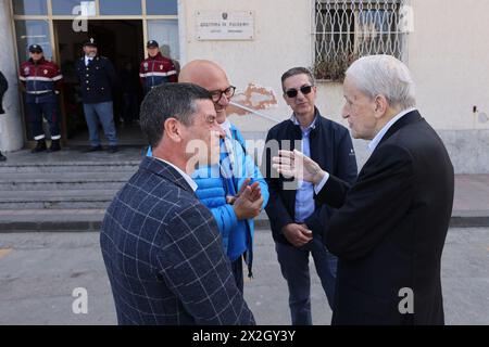 Camera ardente nella caserma Lungaro a Palermo per Vincenzo Agostino il padre dell'agente Antonino Agostino ucciso nel 1989 insieme alla moglie incinta ancora oggi non si sanno i mandanti di questo triplice omicidio di Stato nella foto l'ex presidente del tribunale di Palermo Leonardo Guarnotta Palermo 22 april 2024 (Foto von Alberto Lo Bianco) Lungaro in Palermo für Vincenzo Agostino, den Vater des Agenten Antonino Agostino, der 1989 zusammen mit seiner schwangeren Frau getötet wurde, sind die Anstifter dieses dreifachen staatlichen Mordes noch heute unbekannt Stockfoto