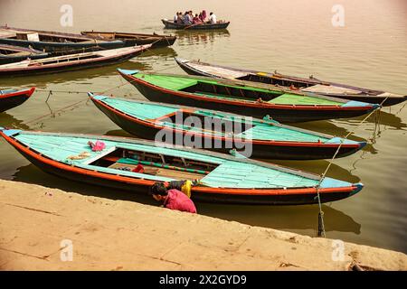 Boote auf dem Ganges bei Varanasi, Indien Stockfoto