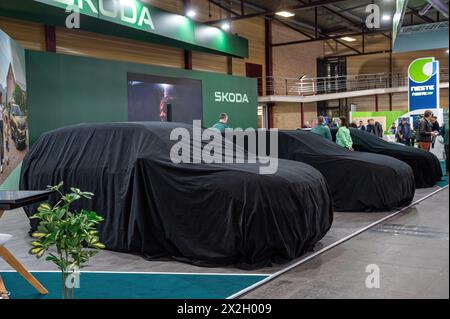 Riga, Lettland, 19. April 2024: Die Skoda-Fahrzeuge der neuen Modelle wurden vor der Präsentation auf der Autoshow mit einem Stoffbezug versehen Stockfoto