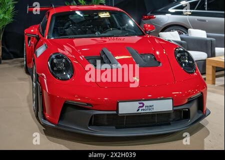 Riga, Lettland, 19. April 2024: Sportwagen Porsche 911 GT3 RS präsentiert auf dem Internationalen Automobilsalon in Riga. Stockfoto