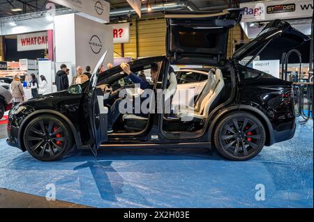 Riga, Lettland, 19. April 2024: Elektrischer SUV Tesla Model X Premiere auf einer Motorausstellung, Modell 2024 Stockfoto