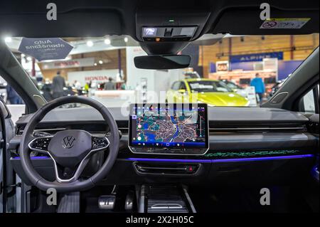 Riga, Lettland, 19. April 2024: Nahaufnahme des Lenkrads des Volkswagen ID.7 Elektroautos und Innenraumgestaltung Stockfoto