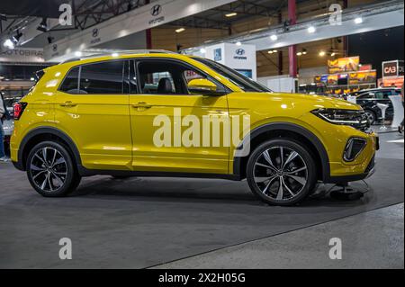 Riga, Lettland, 19. April 2024: Eine neue Volkswagen T-Cross Premiere auf einer Automobilausstellung, Modell 2024 Stockfoto