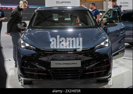 Riga, Lettland, 19. April 2024: Vollelektrisches Auto Cupra Tavascan Premiere auf einer Automobilausstellung, Modell 2024 Stockfoto