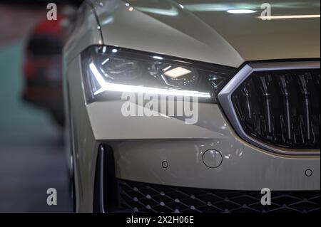 Riga, Lettland, 19. April 2024: LED-Scheinwerfer und Car-Design-Nahaufnahme von Nev Skoda Superb, Modell 2024 Stockfoto