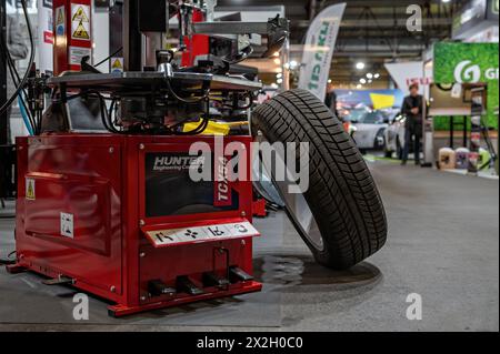 Riga, Lettland, 19. April 2024: Reifenwechsel- und Auswuchtwerkstattausrüstung auf der Fachmesse Autoreparaturtechnik Stockfoto