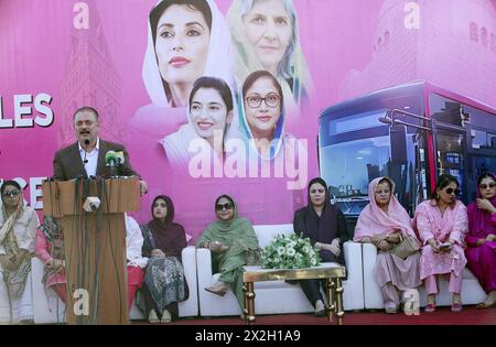 Sharjeel Inam Memon, Minister für Verbrauchsteuern und Steuern, Verkehr und Massentransport, spricht an Medienpersonen, nachdem er am Montag, den 22. April 2024, im Rahmen einer Zeremonie in Frere Hall in Karachi den Pink Peoples Bus Service eröffnet hatte. Die Sindh-Regierung hat Frauen zwei Monate lang von der Zahlung von Fahrpreisen für den Pink Bus Service in Karachi befreit, eine Zeremonie über die Aufnahme neuer Busflotte am Montag. Der PPP-Führer Faryal Talpur hat beantragt, Passagiere von der Zahlung des Fahrpreises für Pink Bus Service in der Hafenstadt zu befreien. Stockfoto