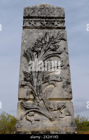 Der alte Friedhof in Robion, Provence, Frankreich, auf dem viele der Gräber mit Skulpturen verziert sind, die auf den Beruf des Verstorbenen hinweisen Stockfoto