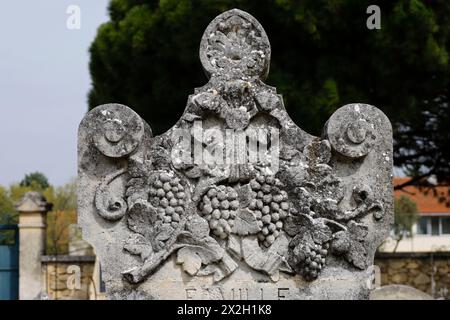 In Robion, Provence, Frankreich, befinden sich auf dem alten Friedhof Gräber, die mit Skulpturen von Berufen und Traubenplastiken verziert sind Stockfoto