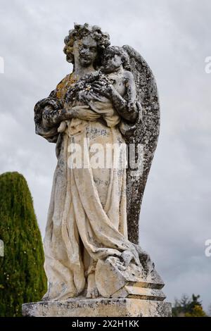 Der alte Friedhof in Robion, Provence, Frankreich, auf dem viele der Gräber mit Skulpturen verziert sind, die auf den Beruf des Verstorbenen hinweisen Stockfoto