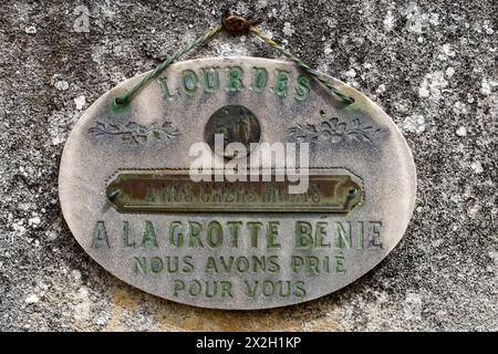 Der alte Friedhof in Robion, Provence, Frankreich | Grabdekoration aus Lourdes Stockfoto