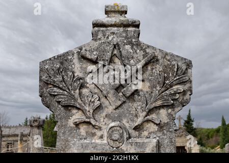 Alter Friedhof in Robion, Provence, Frankreich, wo die Gräber mit skulpturalen Motiven dekoriert sind, die auf den Beruf des Verstorbenen hinweisen | Holzbearbeitungswerkzeuge Stockfoto