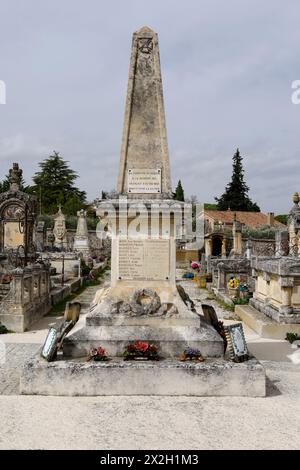 Der alte Friedhof in Robion, Provence, Frankreich, auf dem viele der Gräber mit Skulpturen verziert sind, die auf den Beruf des Verstorbenen hinweisen Stockfoto