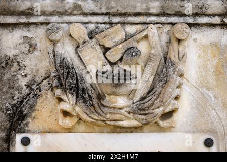 Der alte Friedhof in Robion, Provence, Frankreich, auf dem viele der Gräber mit Skulpturen verziert sind, die auf den Beruf des Verstorbenen hinweisen Stockfoto