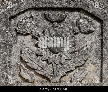 Robions alter Friedhof, Provence, Frankreich. Gräber mit geschnitzten Motiven, die Berufe des Verstorbenen anzeigen | Sonnenblumenskulptur Stockfoto