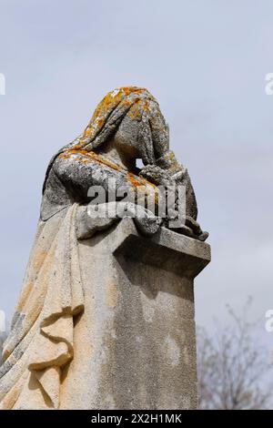 Der alte Friedhof in Robion, Provence, Frankreich | Statue mit Kranz, der Trauer darstellt Stockfoto