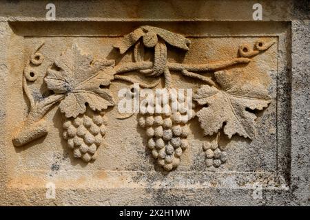 Der alte Friedhof in Robion, Provence, Frankreich, auf dem viele der Gräber mit Skulpturen verziert sind, die auf den Beruf des Verstorbenen hinweisen Stockfoto