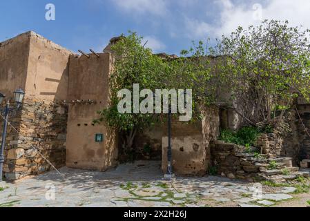 Eine alte historische Burg, die aus Steinen in alter arabischer Architektur in der Al Baha Region von Saudi Arabien gebaut wurde. Stockfoto