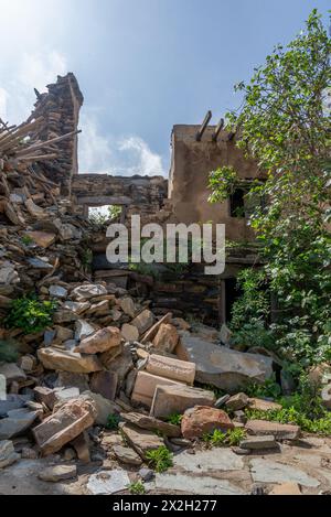 Eine alte historische Burg, die aus Steinen in alter arabischer Architektur in der Al Baha Region von Saudi Arabien gebaut wurde. Stockfoto