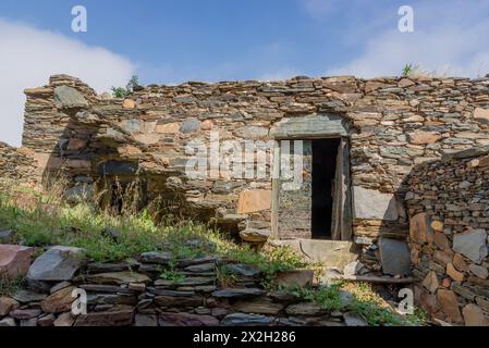 Eine alte historische Burg, die aus Steinen in alter arabischer Architektur in der Al Baha Region von Saudi Arabien gebaut wurde. Stockfoto