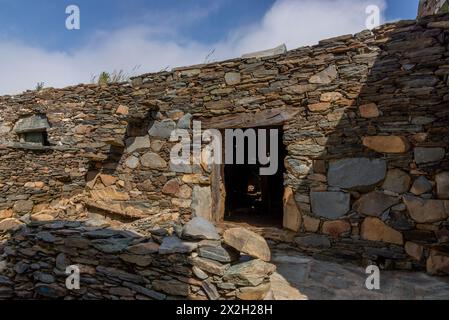 Eine alte historische Burg, die aus Steinen in alter arabischer Architektur in der Al Baha Region von Saudi Arabien gebaut wurde. Stockfoto