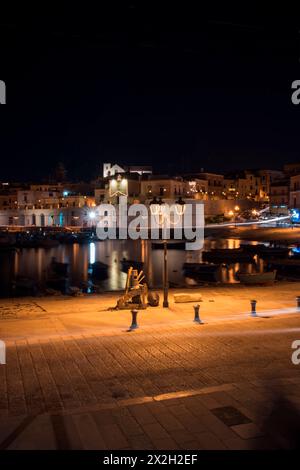 Panoramablick auf die Altstadt von Bisceglie und das Meer in Apulien. Stockfoto