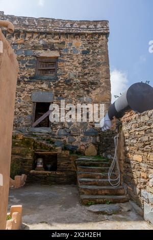 Eine alte historische Burg, die aus Steinen in alter arabischer Architektur in der Al Baha Region von Saudi Arabien gebaut wurde. Stockfoto