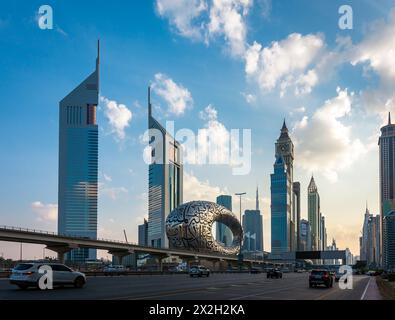 DUBAI, VEREINIGTE ARABISCHE EMIRATE - 01. MAI 2021. Geschäftige Shaek Zayed Road am Abend, U-Bahn und moderne Wolkenkratzer in der luxuriösen Stadt Dubai, VAE Stockfoto