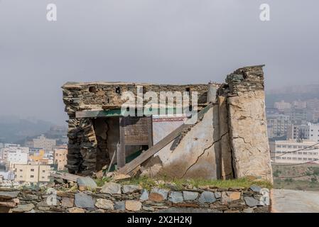 Eine alte historische Burg, die aus Steinen in alter arabischer Architektur in der Al Baha Region von Saudi Arabien gebaut wurde. Stockfoto