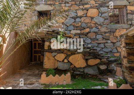 Eine alte historische Burg, die aus Steinen in alter arabischer Architektur in der Al Baha Region von Saudi Arabien gebaut wurde. Stockfoto