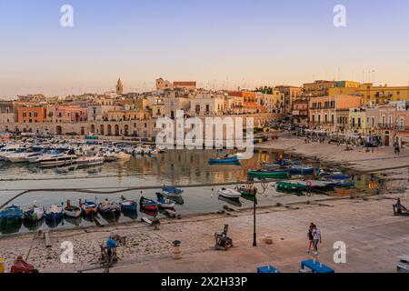 Panoramablick auf die Altstadt von Bisceglie und das Meer in Apulien. Stockfoto