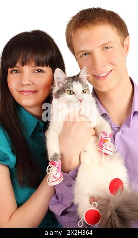 Ein lächelnder junger Mann und eine Frau halten Katze in roten Stiefeln, isoliert auf weißem Hintergrund Stockfoto