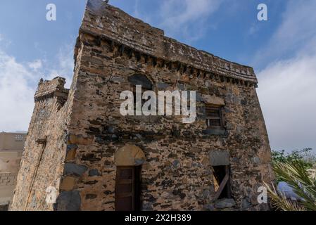 Eine alte historische Burg, die aus Steinen in alter arabischer Architektur in der Al Baha Region von Saudi Arabien gebaut wurde. Stockfoto