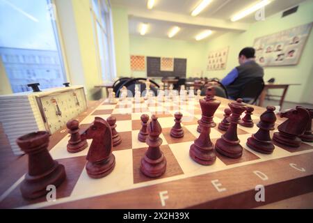 Schachstand auf Schachbrett im Raum des Schachclubs; braune Holzfiguren Stockfoto