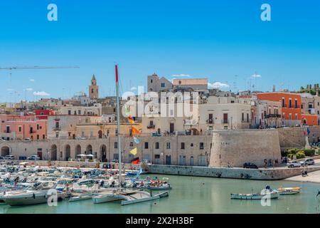 Panoramablick auf die Altstadt von Bisceglie und das Meer in Apulien. Stockfoto