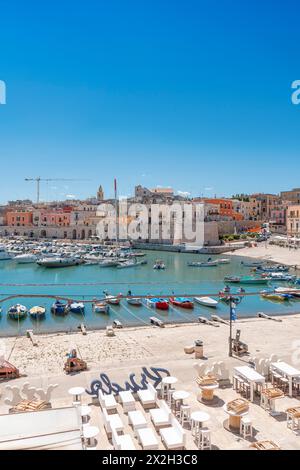 Panoramablick auf die Altstadt von Bisceglie und das Meer in Apulien. Stockfoto